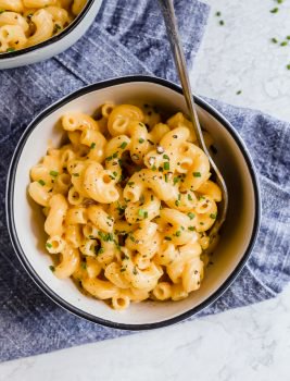 A recipe for Macaroni and Cheese in just 15 minutes? Yes, you can make a delicious and easy One Pot Mac and Cheese in no time at all! This simple mac and cheese recipe is so tasty, so cheesy, and can be made in minutes. Welcome to your new go-to meal!