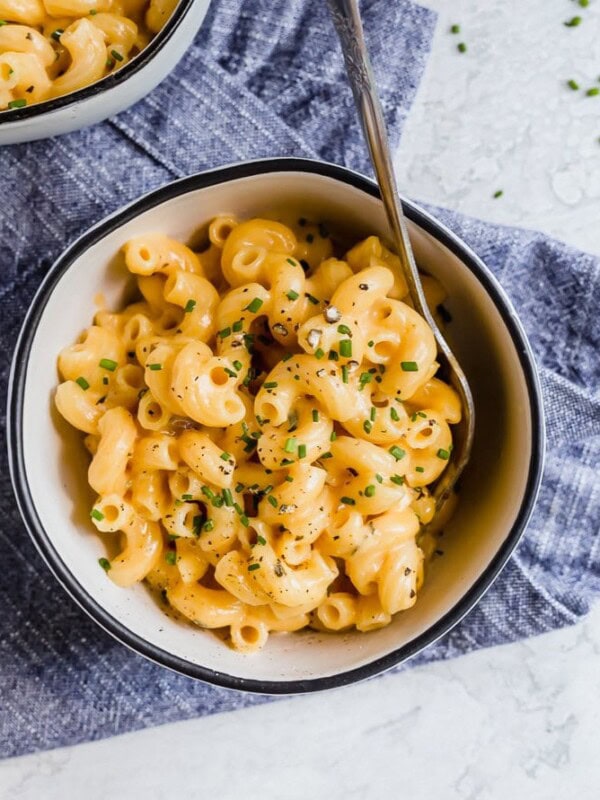 A recipe for Macaroni and Cheese in just 15 minutes? Yes, you can make a delicious and easy One Pot Mac and Cheese in no time at all! This simple mac and cheese recipe is so tasty, so cheesy, and can be made in minutes. Welcome to your new go-to meal!