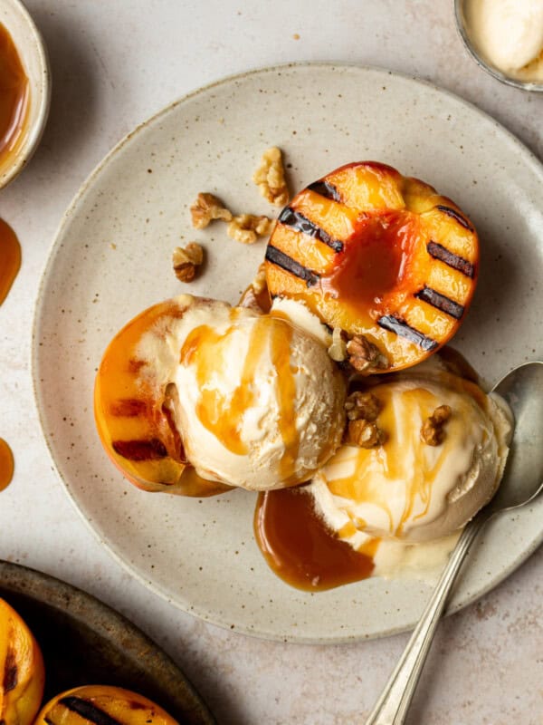 grilled peaches with ice cream and caramel sauce