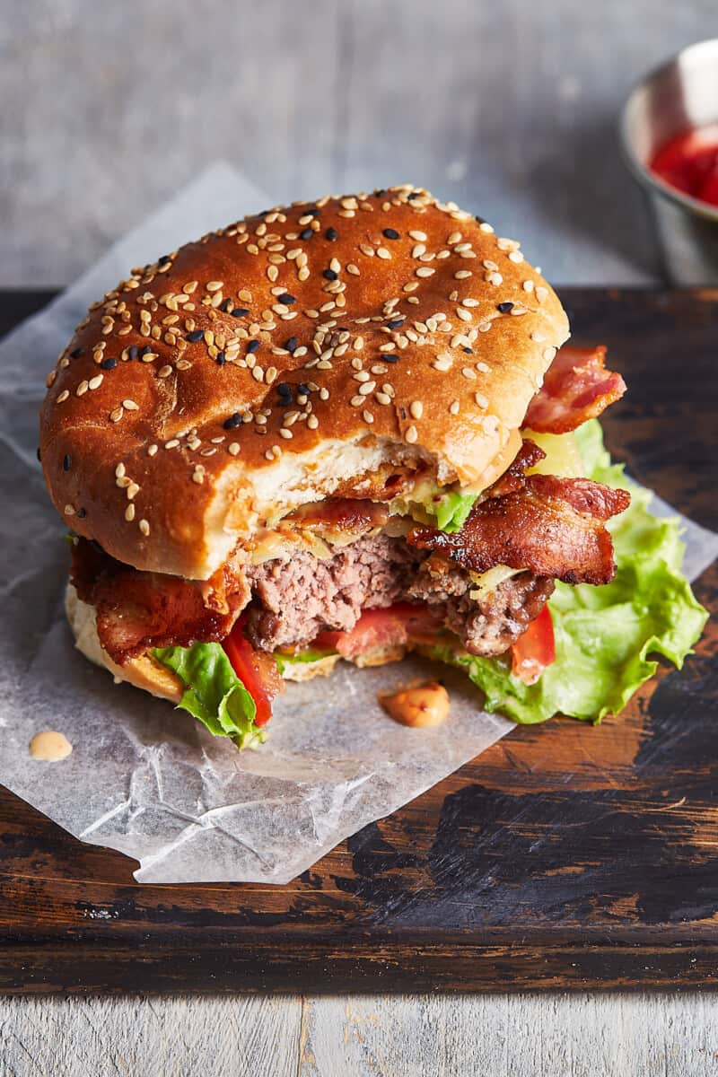 https://www.thecookierookie.com/wp-content/uploads/2015/05/cowboy-burger-recipe-6-800x1200.jpg