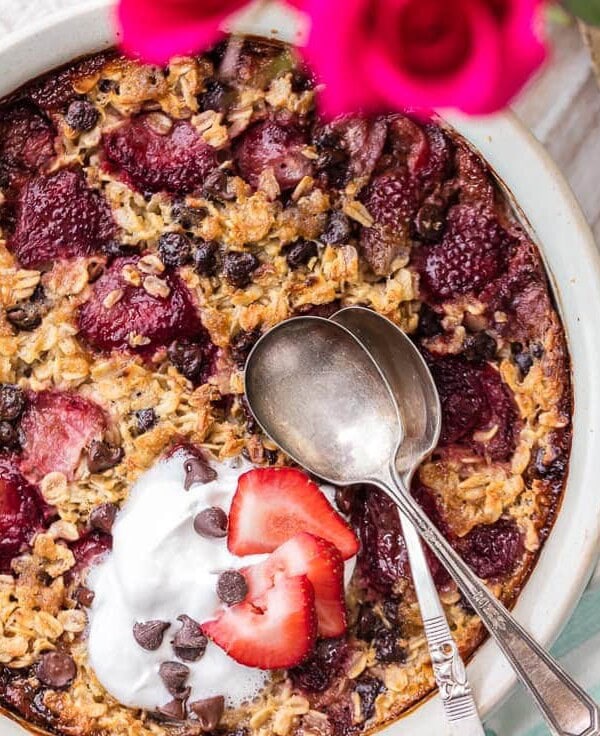 This Baked Oatmeal recipe is the perfect blend of strawberries and chocolate, for a special chocolate covered strawberry Valentine's Day breakfast! Take those sweet flavors and make breakfast in bed to start the day off right. This strawberry chocolate oatmeal is so easy and so tasty!