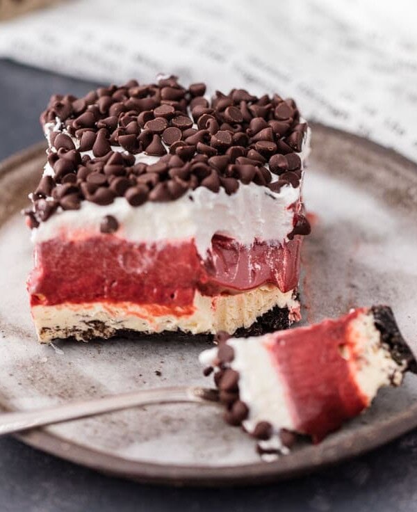 Red Velvet Cheesecake Dessert Lasagna is THE dessert for red velvet lovers! This delicious red velvet dessert is made with layers of cheesecake, chocolate pudding, chocolate chips, and whipped cream. It's creamy and tasty, the perfect Valentine's dessert!