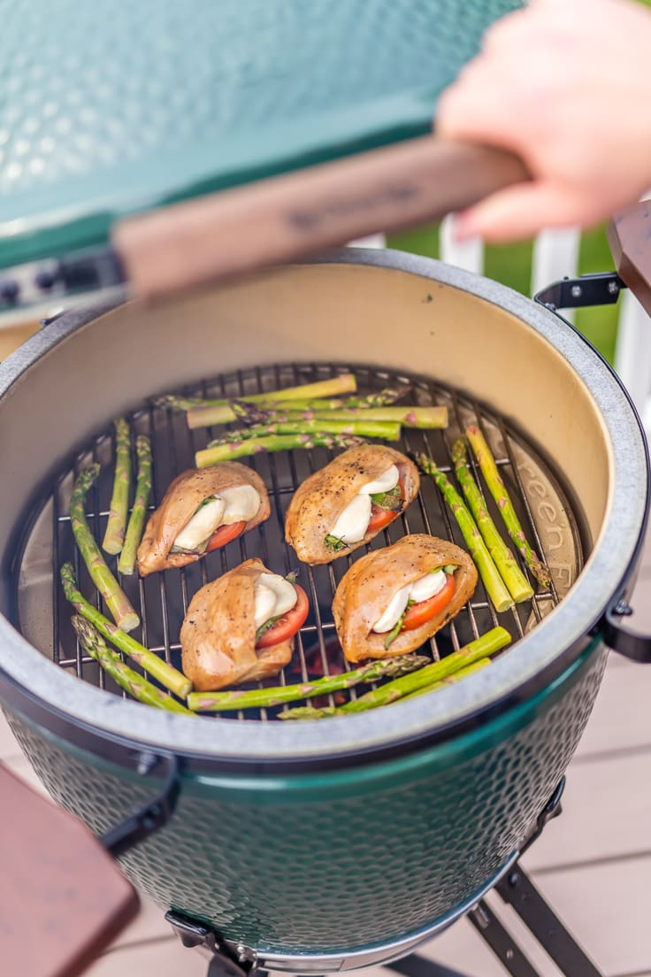 gevulde kip en asperges op een grill