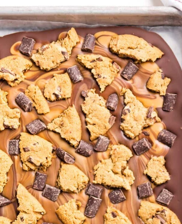 Peanut Butter Chocolate Chip Cookie Bark is the ULTIMATE easy dessert recipe! Only 4 ingredients stand between you and this party favorite. Loaded with peanut butter, milk chocolate, dark chocolate chunks, and chocolate chip cookies! Great last minute sweet treat for tailgating.