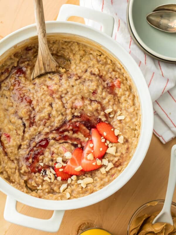 PEANUT BUTTER AND JELLY STEEL CUT OATMEAL is the perfect healthy and easy breakfast! Full of flavor from crunch peanuts, strawberry jelly, and fresh cut strawberries. BEST BREAKFAST EVER!