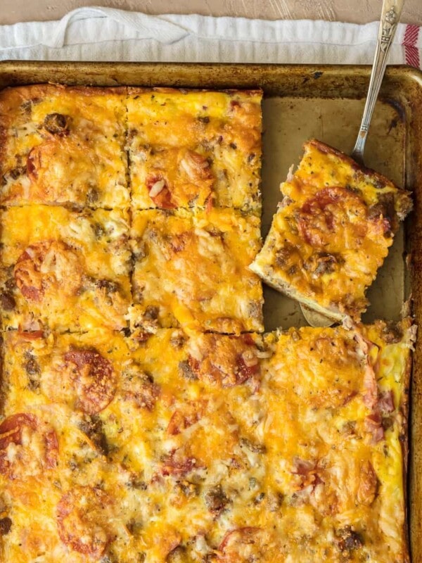 MEAT LOVERS PIZZA is one of the best, so why not bring that deliciousness to the breakfast table?! This meat lovers Breakfast Pizza is the perfect Christmas morning breakfast recipe! It's loaded with pepperoni, bacon, sausage, hamburger, egg, hash browns, and cheese! BEST SHEET PAN BREAKFAST PIZZA EVER!