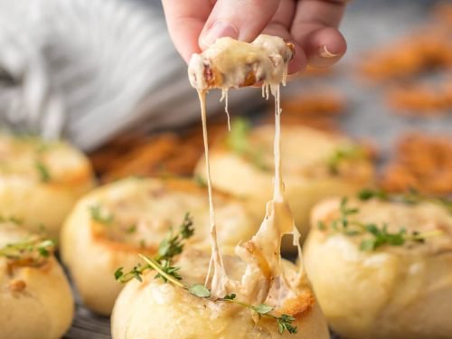 https://www.thecookierookie.com/wp-content/uploads/2017/01/mini-french-onion-dip-bread-bowls-8-of-14-1-500x375.jpg