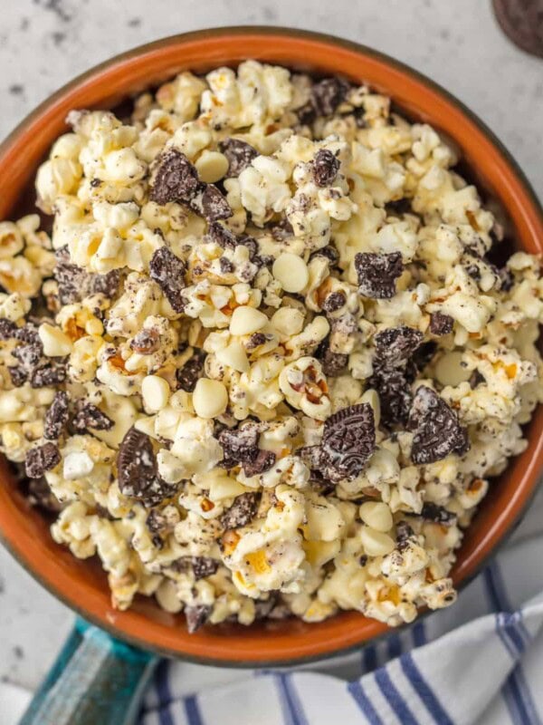 This COOKIES AND CREAM POPCORN made with white chocolate and oreos is SO easy and delicious! The perfect sweet snack for tailgating, parties, or just a simple dessert at home. Salty and sweet for the win!