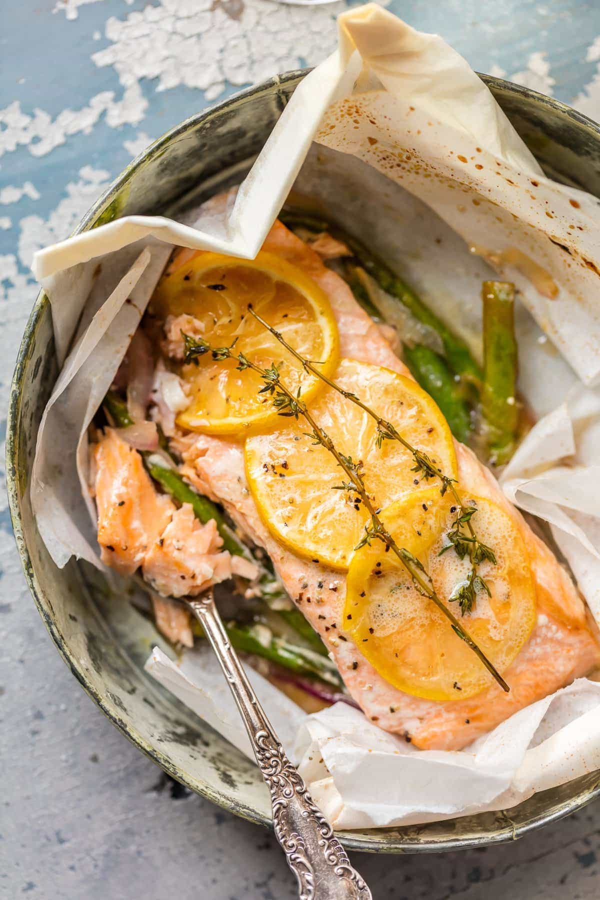 https://www.thecookierookie.com/wp-content/uploads/2017/02/lemon-butter-salmon-in-parchment-10-of-11.jpg