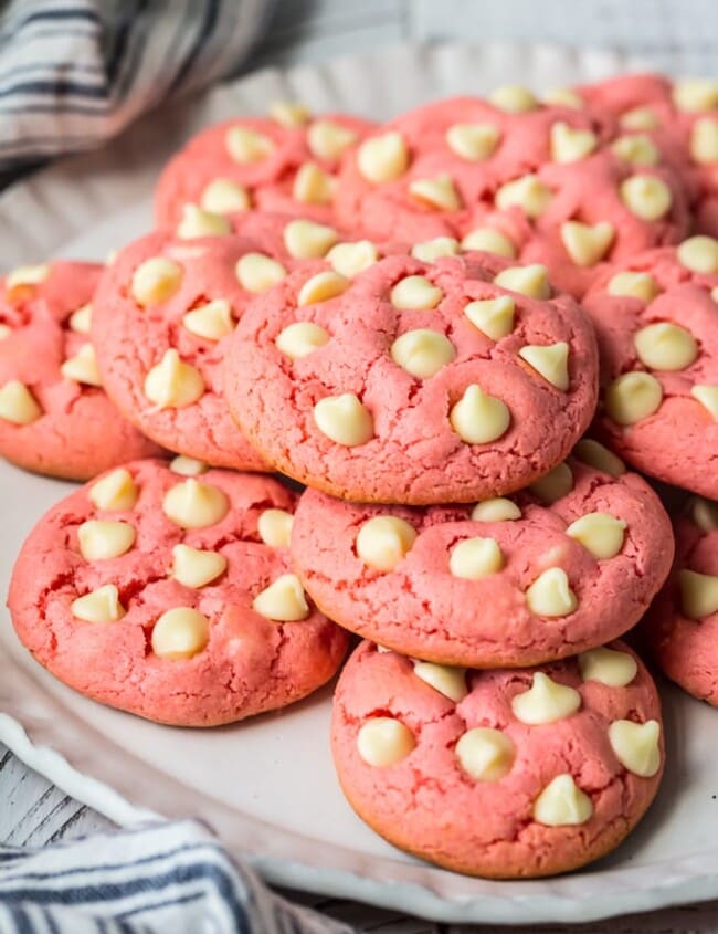 https://www.thecookierookie.com/wp-content/uploads/2018/04/strawberry-cake-mix-cookies-strawberry-cookies-1-of-6-650x845.jpg