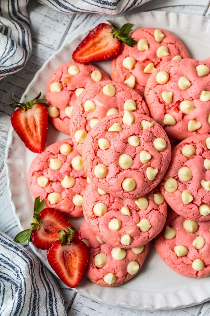 https://www.thecookierookie.com/wp-content/uploads/2018/04/strawberry-cake-mix-cookies-strawberry-cookies-3-of-6.jpg