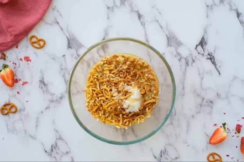 Mix together the melted butter, crushed pretzels, and stevia (or sugar) in a medium-sized bowl.