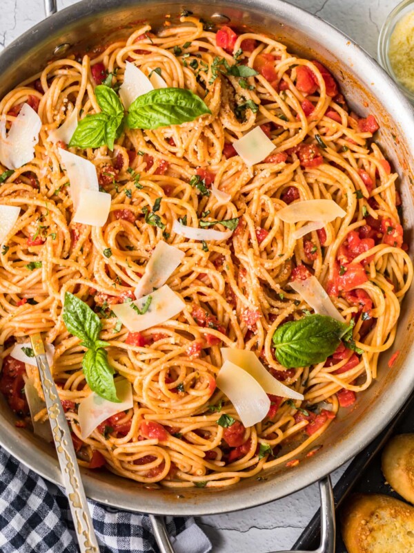 pasta pomodoro in a bowl