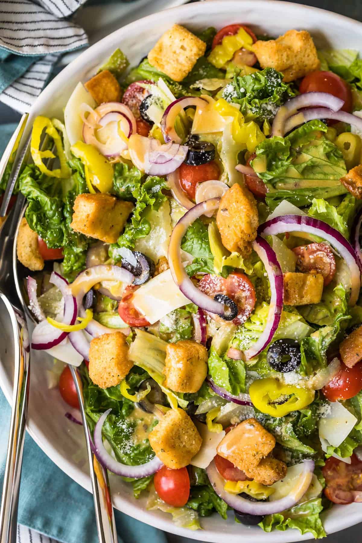 https://www.thecookierookie.com/wp-content/uploads/2019/09/olive-garden-salad-with-copycat-dressing-3-of-8.jpg