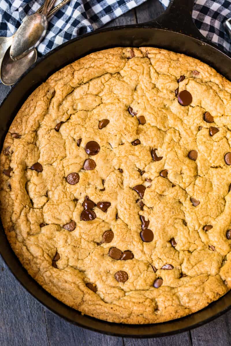 https://www.thecookierookie.com/wp-content/uploads/2020/10/skillet-chocolate-chip-cookie-recipe-1-of-8-800x1200.jpg
