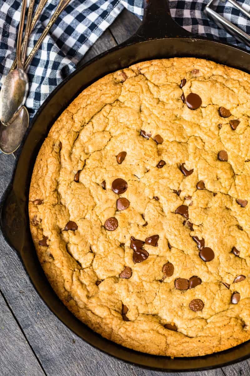 https://www.thecookierookie.com/wp-content/uploads/2020/10/skillet-chocolate-chip-cookie-recipe-2-of-8-800x1200.jpg