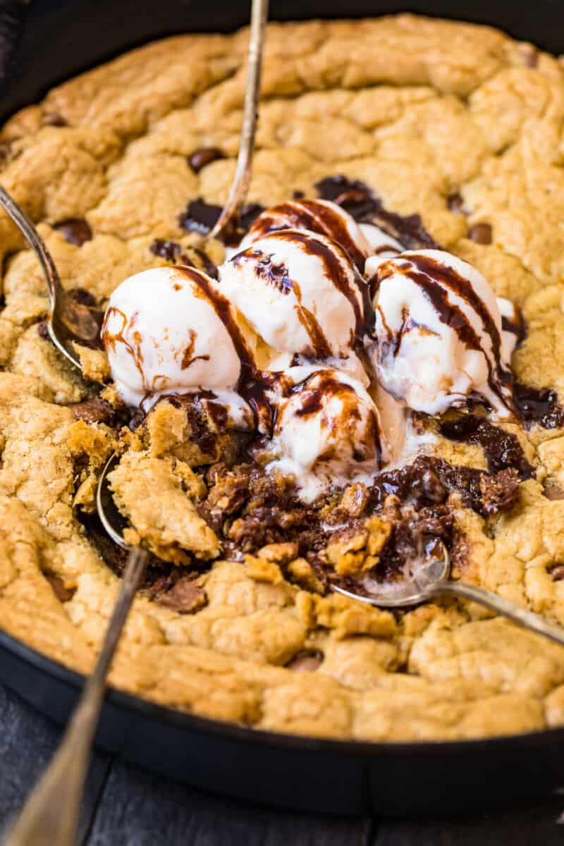 https://www.thecookierookie.com/wp-content/uploads/2020/10/skillet-chocolate-chip-cookie-recipe-6-of-8-800x1200.jpg