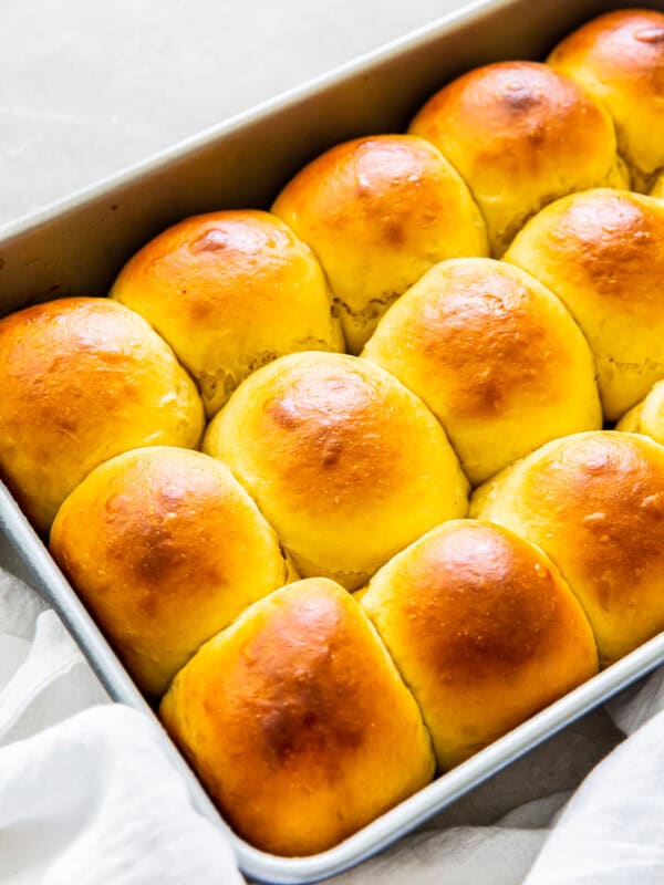 up close hawaiian rolls in pan