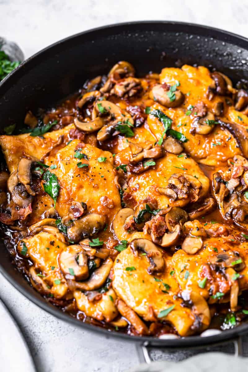 chicken marsala in black skillet