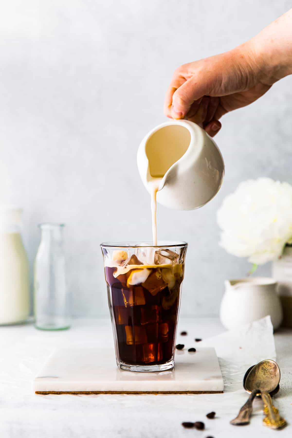 https://www.thecookierookie.com/wp-content/uploads/2021/08/how-to-iced-honey-almondmilk-flat-white-recipe-5.jpg