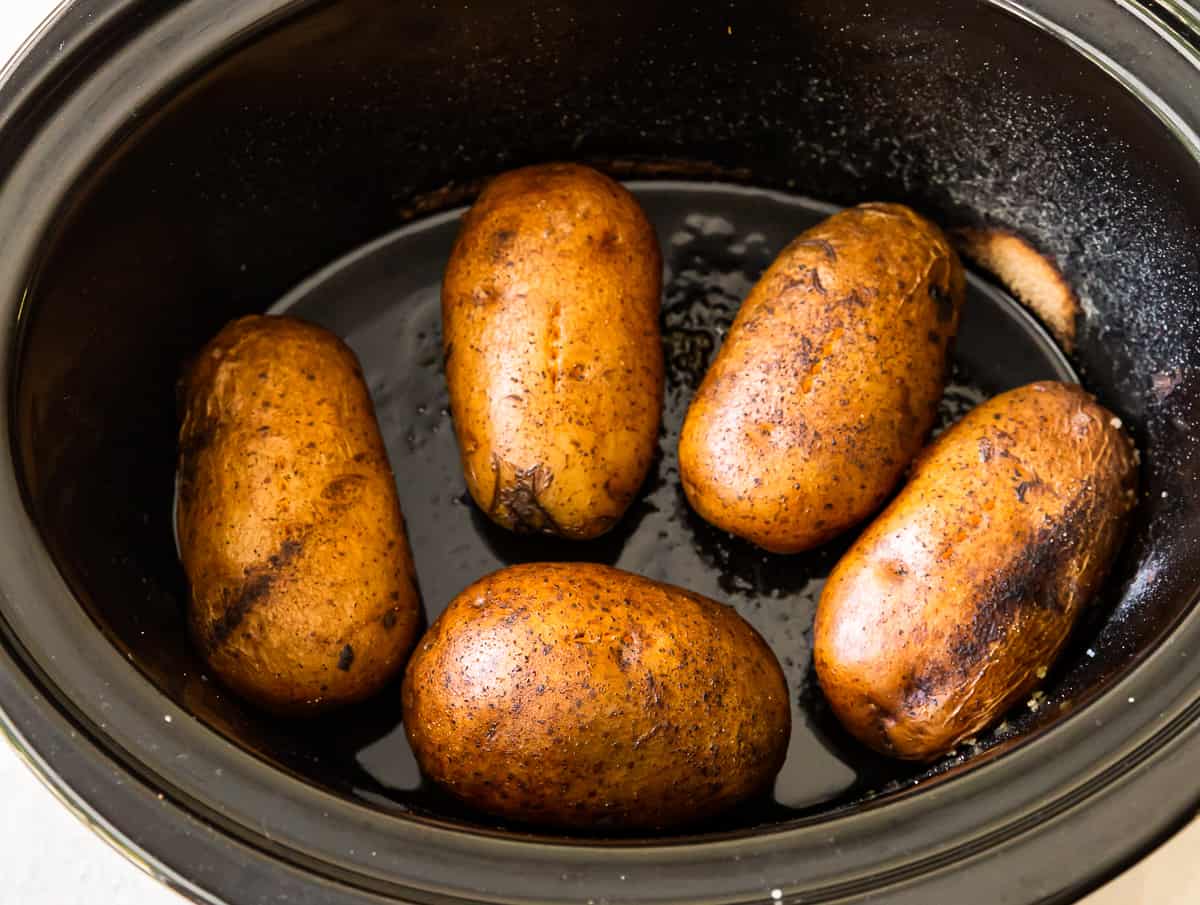 https://www.thecookierookie.com/wp-content/uploads/2021/09/how-to-crockpot-twice-baked-potatoes-recipe-3.jpg