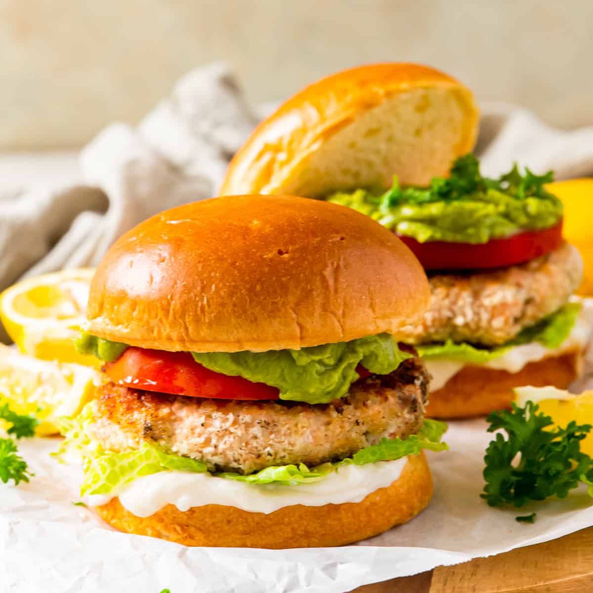 https://www.thecookierookie.com/wp-content/uploads/2022/01/featured-salmon-burgers-recipe.jpg