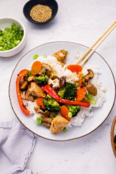 https://www.thecookierookie.com/wp-content/uploads/2022/08/Chicken-stir-fry-6-233x350.jpg