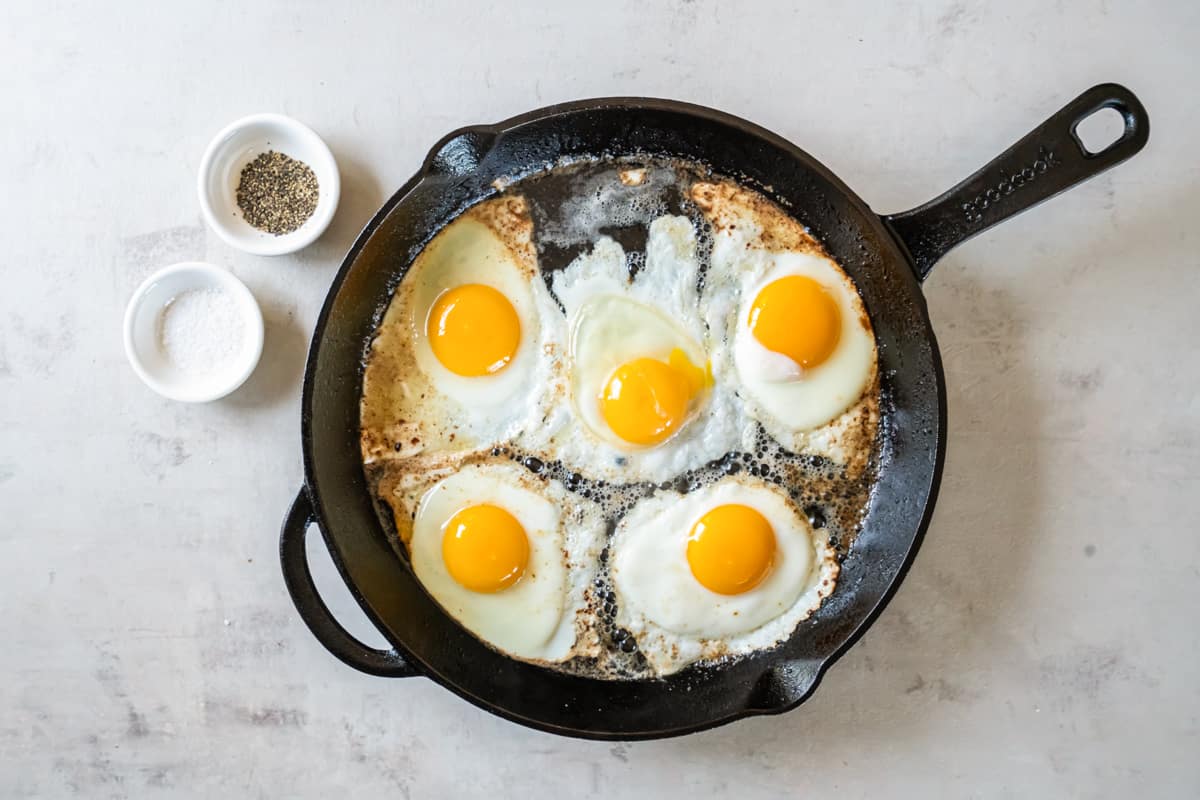 https://www.thecookierookie.com/wp-content/uploads/2022/10/How-To-steak-and-eggs-3.jpg