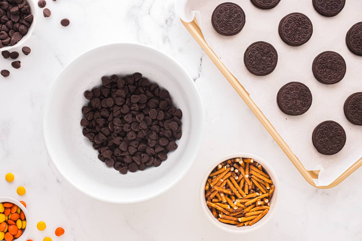 How to Make Oreo Spiders for Halloween - Lifestyle with Leah