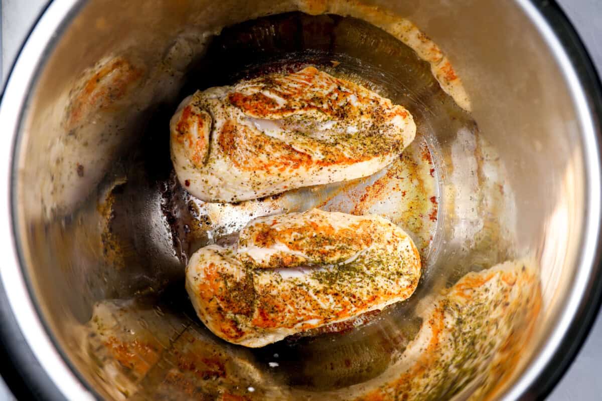 2 poitrine de poulet épicée à poêle dans une casserole instantanée.