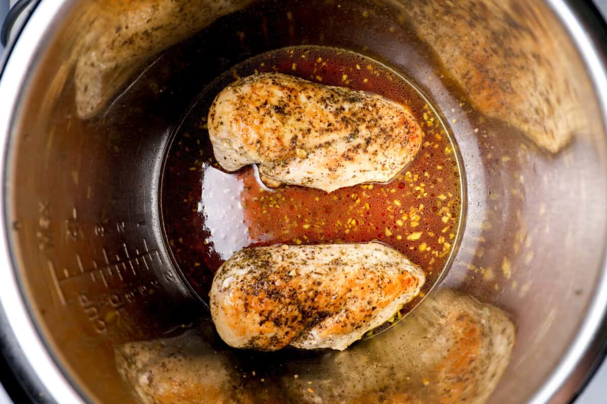 2 poitrines de poulet cuites dans du buljong au poulet dans un pot instantané.