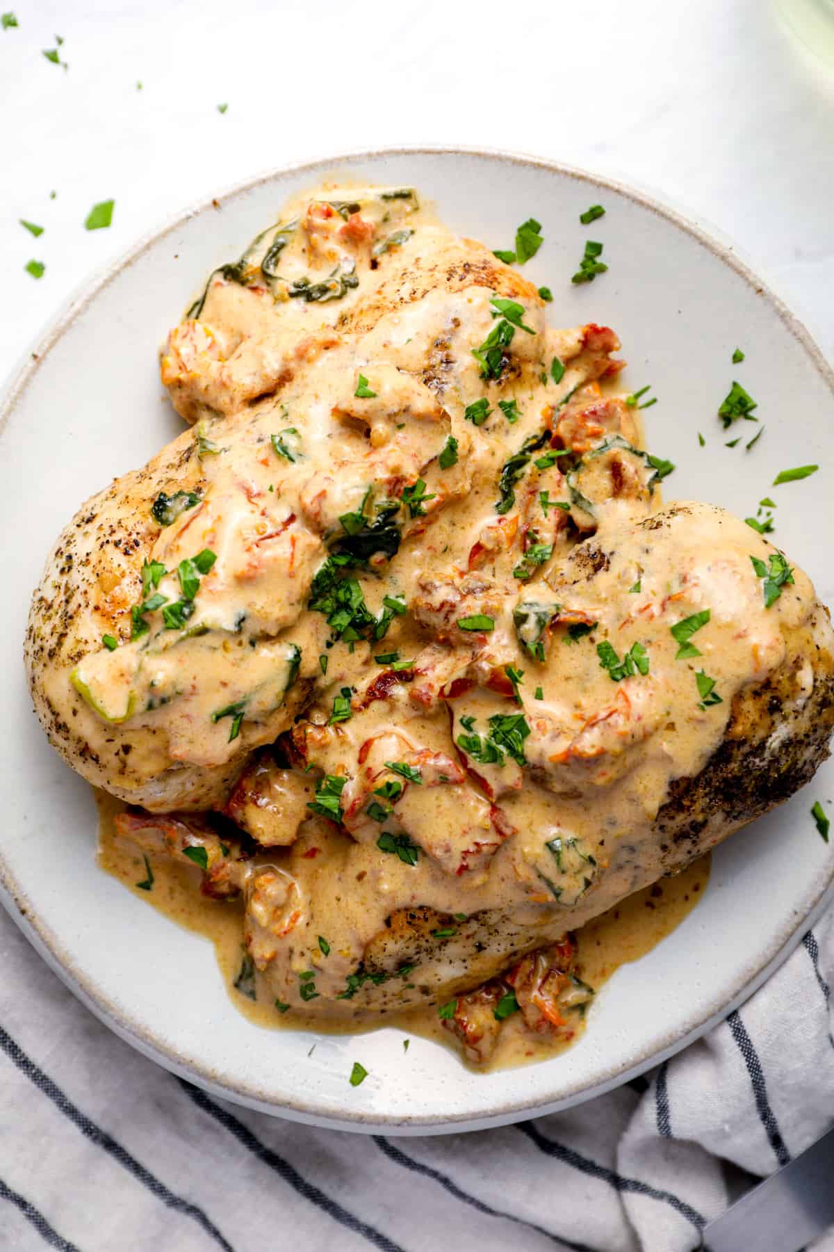 Poton instantané poulet toscan sur une assiette blanche.