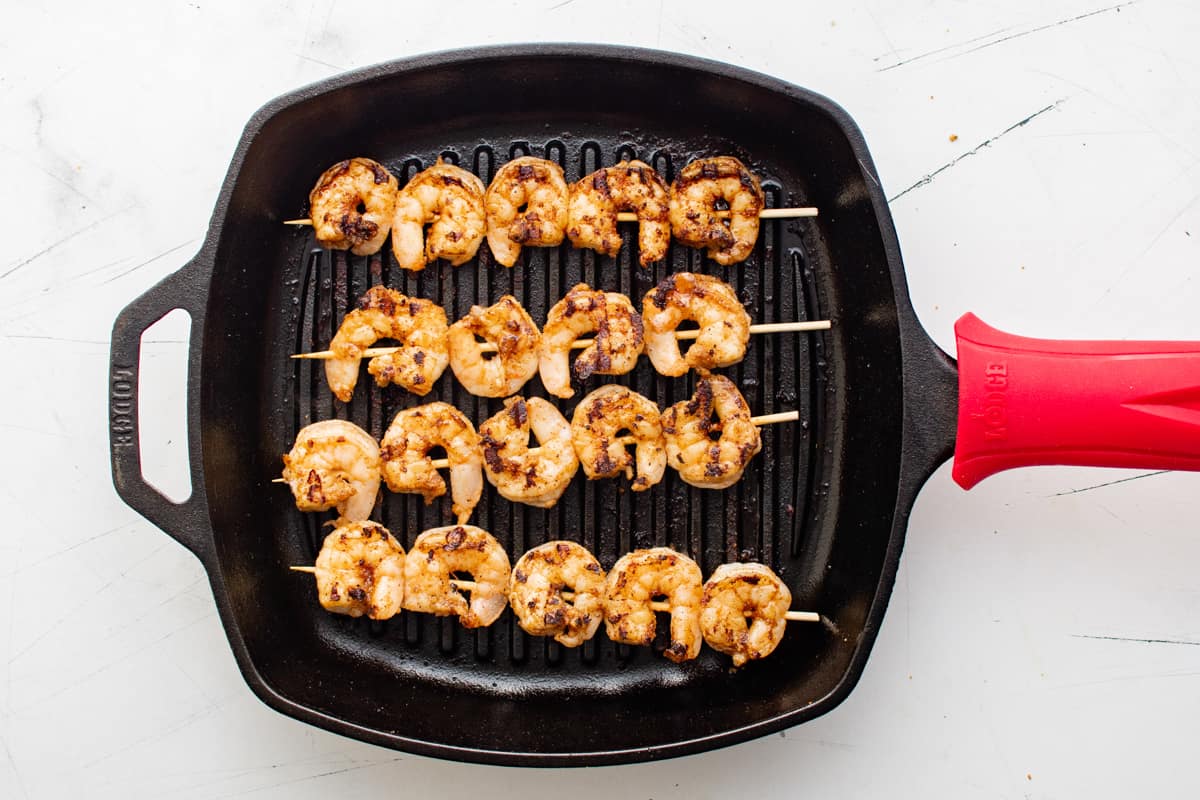 https://www.thecookierookie.com/wp-content/uploads/2022/12/How-To-Grilled-Shrimp-Salad-4.jpg