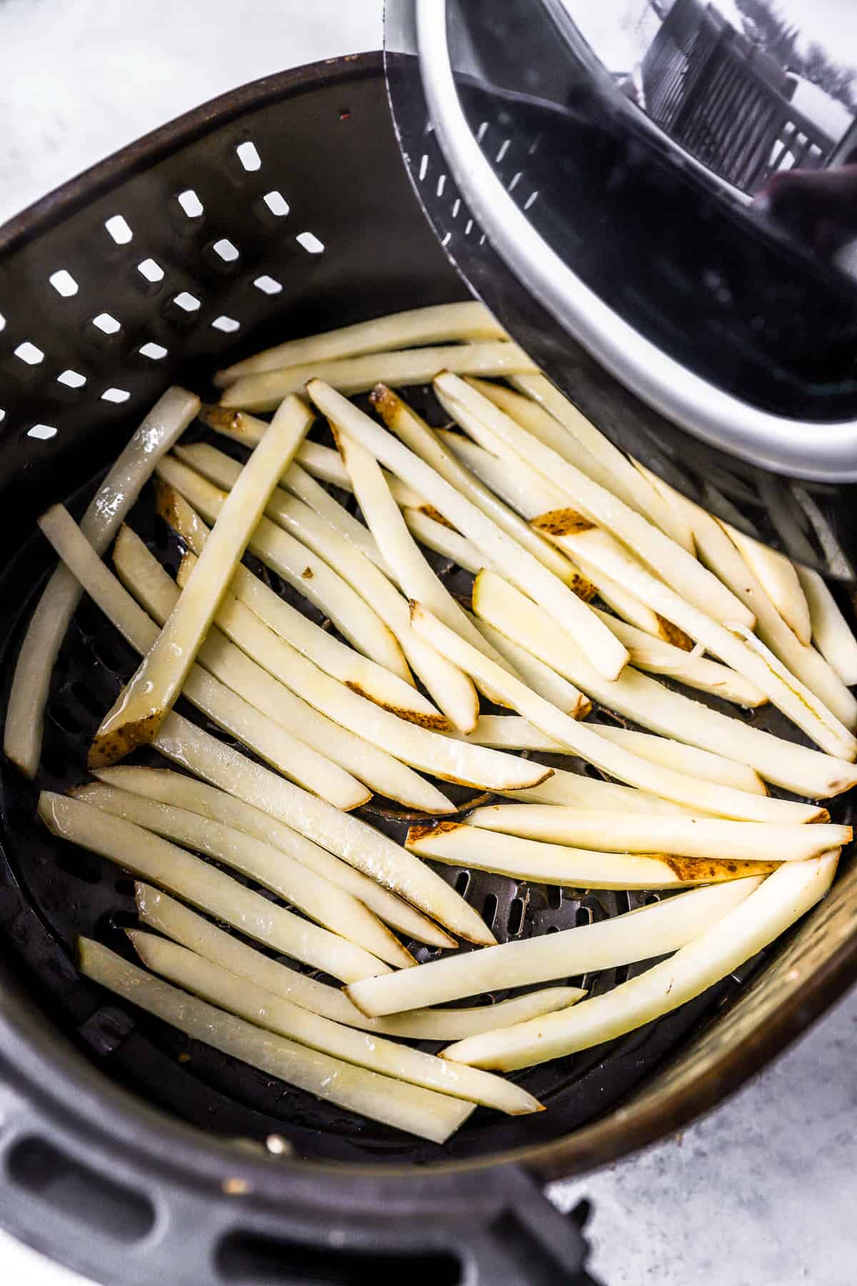 https://www.thecookierookie.com/wp-content/uploads/2023/02/how-to-air-fryer-french-fries-recipe-4.jpg