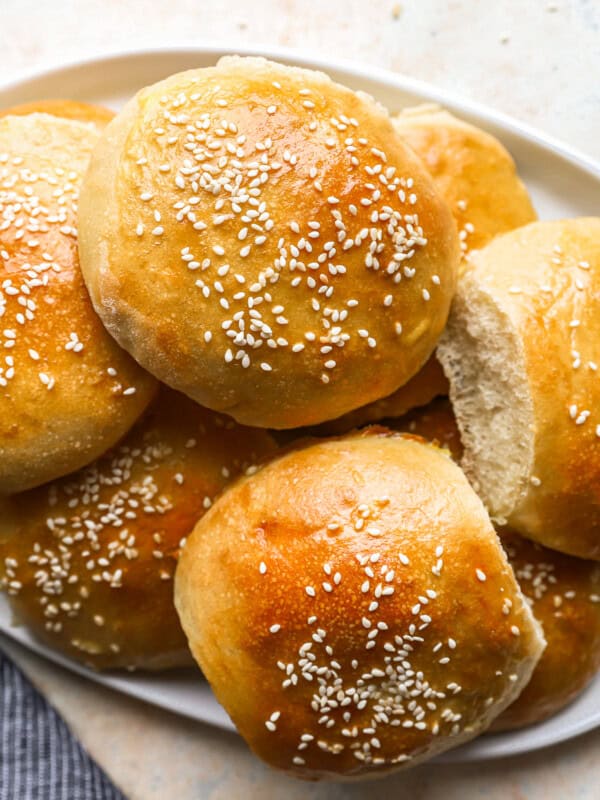 sesame buns with sesame seeds on a plate.