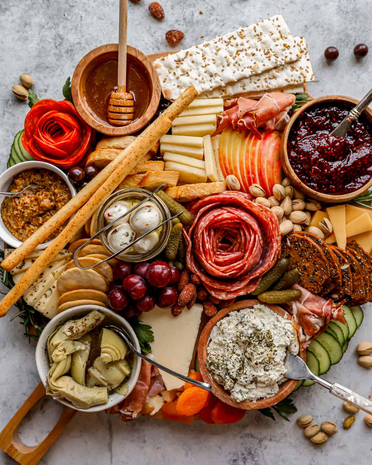https://www.thecookierookie.com/wp-content/uploads/2023/08/how-to-make-a-charcuterie-board-recipe-3.jpg