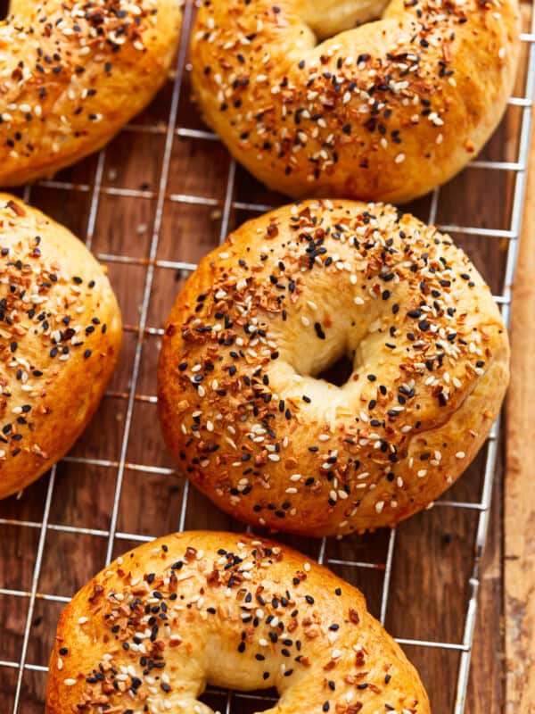 everything bagel seasoned bagels on a wire rack.