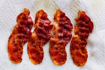 cooked bacon slices on paper towel.