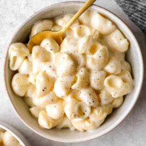 overhead view of a bowl of panera mac and cheese with a spoon.