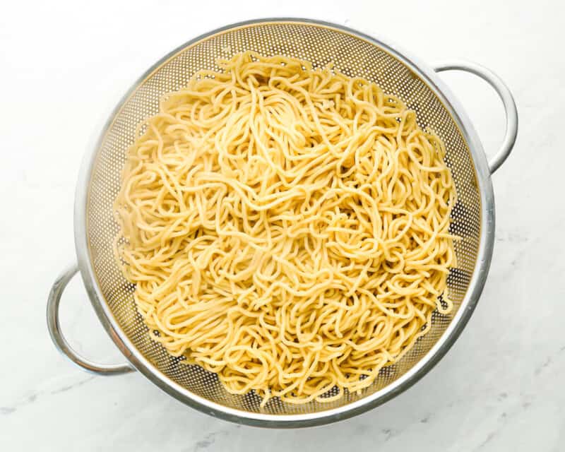cooked chow mein noodles in colander
