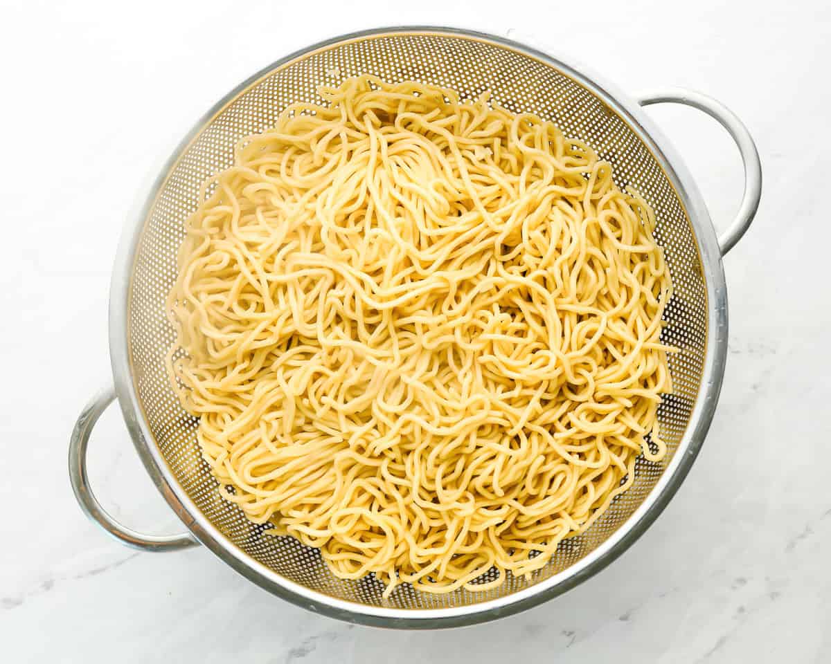 cooked chow mein noodles in colander